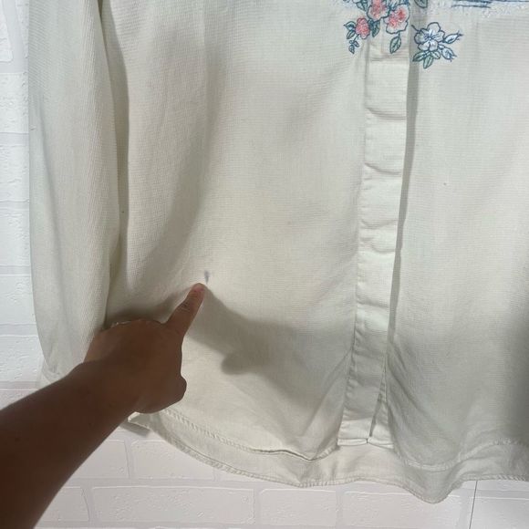 Disney Store Button Down Shirt Womens Size L Off White Pooh Embroidered - Picture 3 of 16